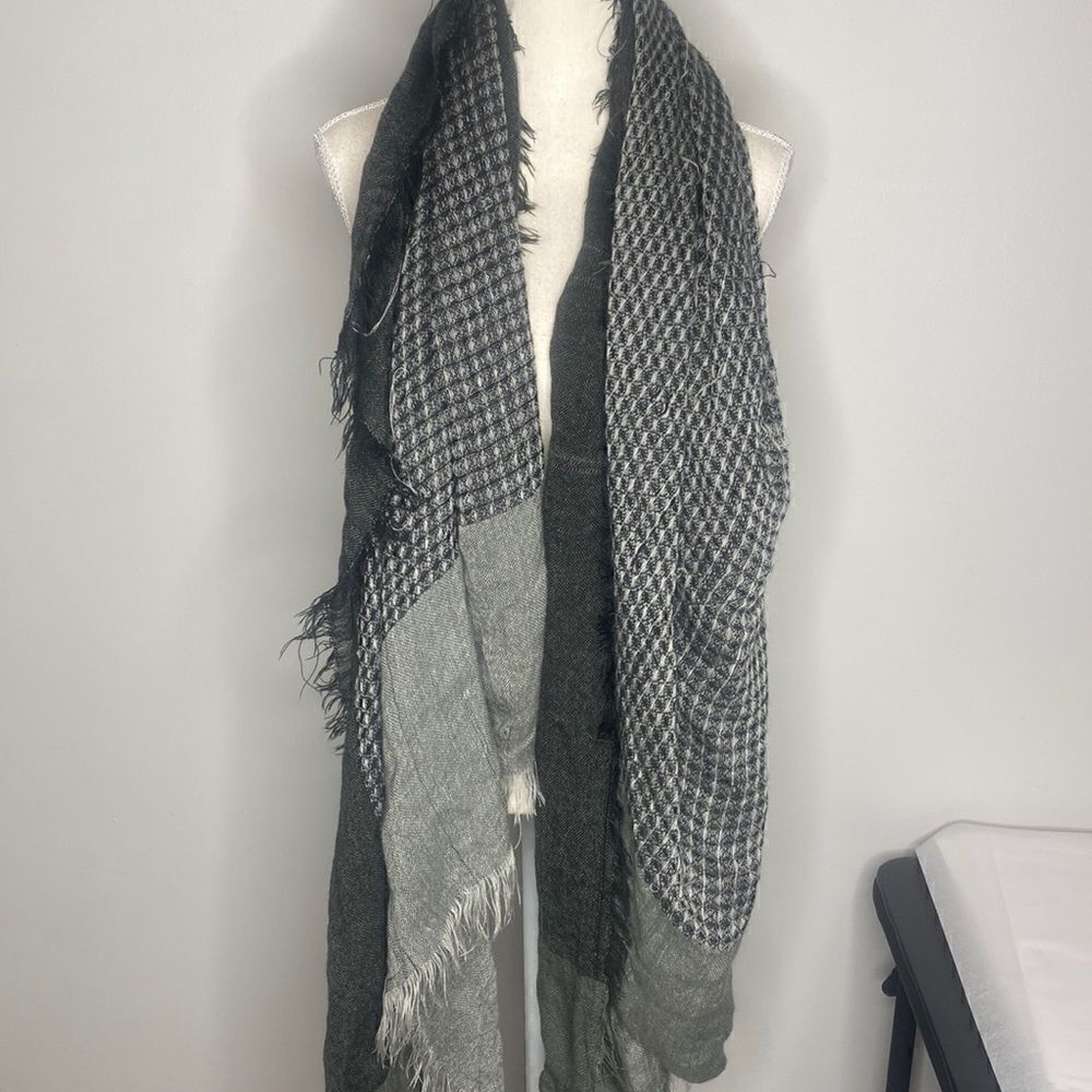 Express Women’s Black Patterned Scarf